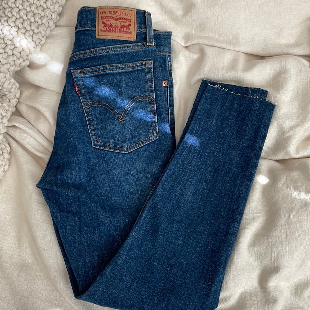Levi’s Wedgie Skinny High Rise Jeans with Raw Hem